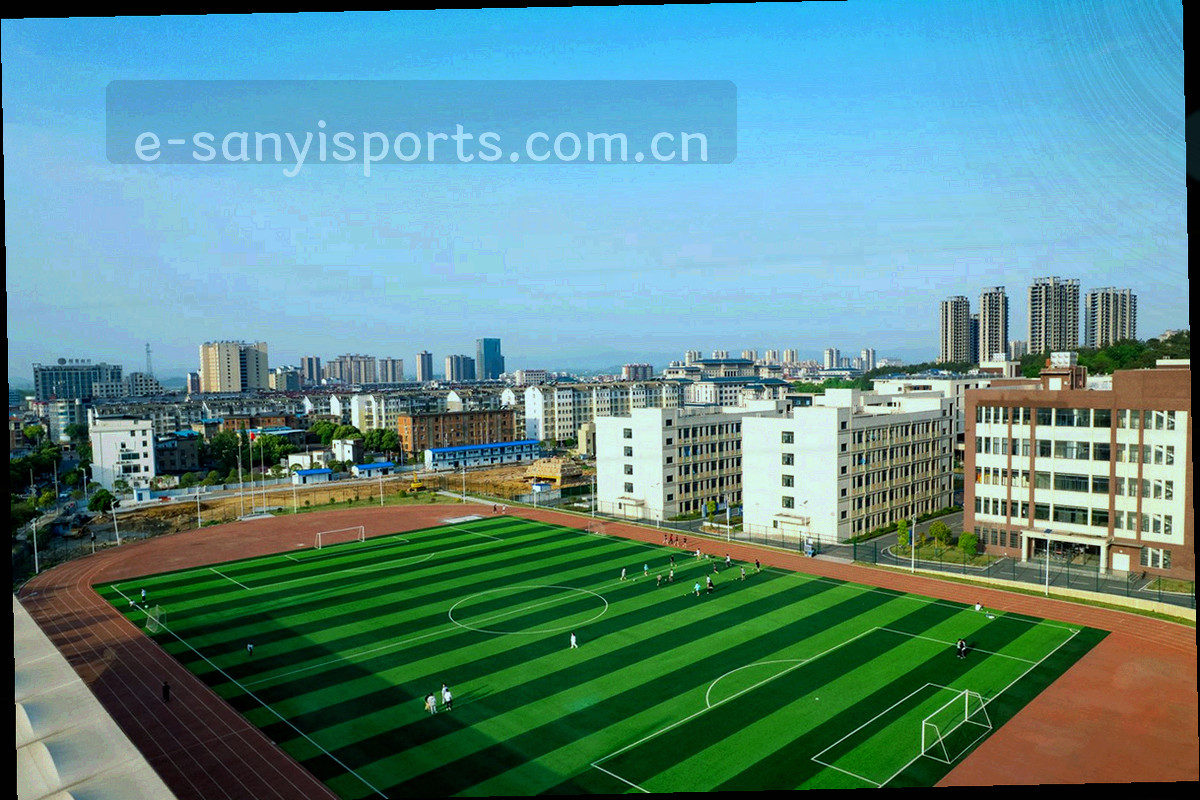 战术板上手绘的跑位线与进攻箭头，冷灰白底色，画面内没有文字标注